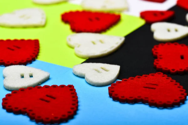 Dia dos Namorados estilo mínimo flatlay. Amor e romance. Saudação romântica. Dia dos namorados corações fundo. Dia Mundial do Coração. Festa dos Namorados. mock up design criativo. Ouvir artesanal para férias — Fotografia de Stock