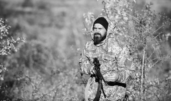 일반적으로 제한 하는 동물을 수확. 사냥 취미 개념입니다. 경험과 연습 성공 사냥을 주 곤 했다. 사냥 계절입니다. 남자 사냥 자연 환경입니다. 수염된 사냥꾼 소총 자연 배경 — 스톡 사진
