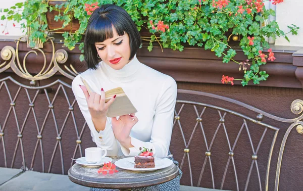 Conceito de auto-aperfeiçoamento. Literatura feminina. Menina beber café ler livro. Caneca de bom café e livro agradável melhor combinação para fim de semana perfeito. Mulher tem bebida desfrutar de bom livro café terraço — Fotografia de Stock