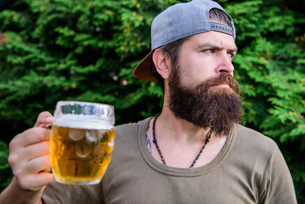 På rast. Mannen dricker holding ölglas utomhus. Brutala hipster med hantverksöl sommardag. Skäggig man njuta av att dricka öl på naturen. Öl mig — Stockfoto