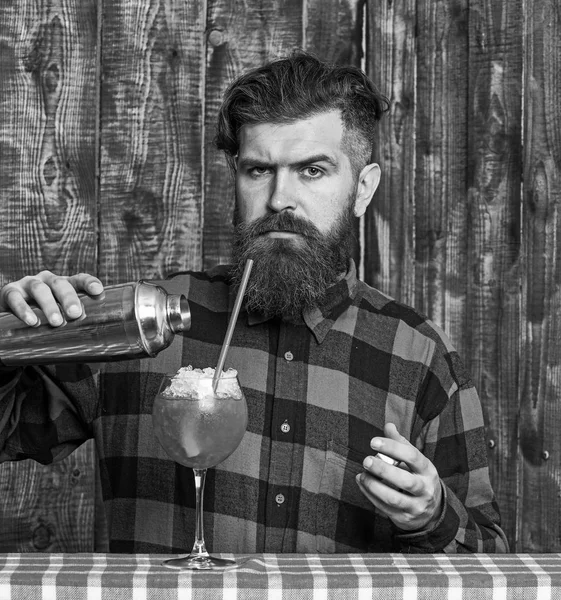 Barmann oder Hipster gießt Glas, macht frisches Getränk mit Eis — Stockfoto
