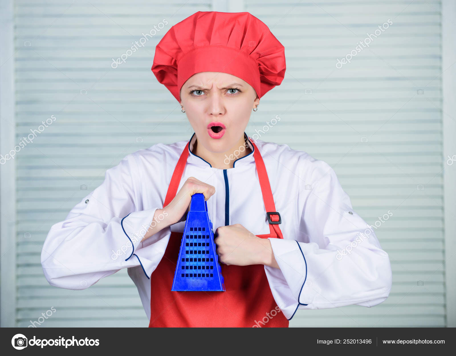 Víspera de Todos los Santos Frente al mar lente Utensilios de cocina. cocina culinaria. chica en delantal y sombrero. cocinero en el restaurante, uniforme. chef profesional de cocina en la cocina. mujer enojada le encanta cocinar comida con rallador. Necesito ayuda.: Víspera de Todos los Santos Frente al mar lente Utensilios de cocina. cocina culinaria. chica en delantal y sombrero. cocinero en el restaurante, uniforme. chef profesional de cocina en la cocina. mujer enojada le encanta cocinar comida con rallador. Necesito ayuda.:
