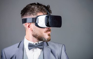 İş adamı sanal gerçeklik. Modern Gadget'ı. Yenilik ve teknolojik gelişmeler. İş modern teknoloji uygulamak. İşadamı keşfetmek sanal gerçeklik. İş için dijital teknoloji