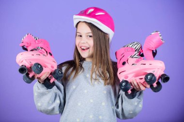 Neşeli genç pateni gidiyor. Sportif genç kız. Kız cute teen giyim kask ve tekerlekli paten Menekşe arka plan üzerinde. Macera için ileri. Etkin boş ve yaşam tarzı. Roller buz pateni teen hobi
