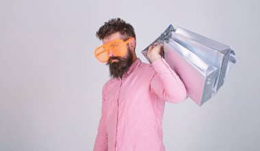 Üstünde siyah Cuma alışveriş. Mutlu grup kağıt torbalar ile alışveriş. Alışveriş bağımlısı tüketici. Nasıl sonraki tatil için hazır olun. Adam sakallı hippi giyim güneş gözlüğü tutun grup alışveriş torbaları