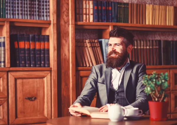 Uomo che legge libro e beve caffè al mattino in interio vintage — Foto Stock