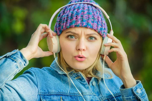 Conceito de fã de música. Os auscultadores devem ter um aparelho moderno. Desfrute de um som poderoso. Estou a sentir-me fantástico. Menina funky fresco desfrutar de música em fones de ouvido ao ar livre. Menina ouvir música no parque. Som melódico e mp3 — Fotografia de Stock