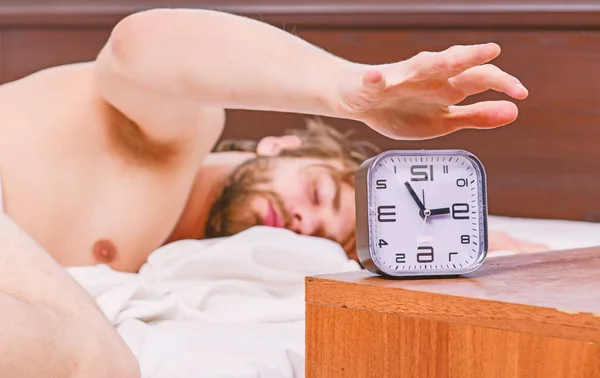 Feche-se de pernas em uma cama abaixo do cobertor branco. Jovem alegre está acordando depois de dormir de manhã. Bom dia. . — Fotografia de Stock