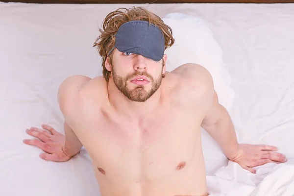 Mezítláb, férfi less alól a cove. Kép: fiatal férfi az ágyban nyújtás. Ember érzés fáradt és nem akar-hoz kelj fel. — Stock Fotó
