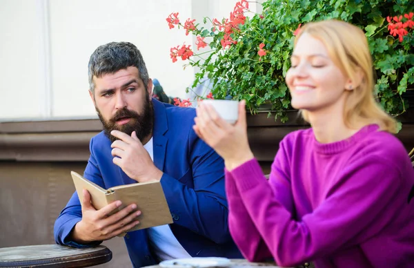 Ich pierwsze spotkanie w kawiarni. Po raz pierwszy spotkać dziewczyny i dojrzały mężczyzna. Para zakochanych na romantyczną randkę. Poranną kawę. Brutalne hipster brodaty i dziewczyna pić kawę. Kobieta i mężczyzna z brodą, zrelaksować się w kawiarni — Zdjęcie stockowe