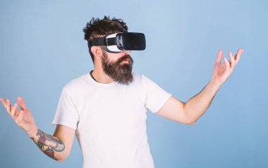 Kavram deneyim Vr gözlük çok boyutlu video, 3d tarafından etkilendim hipster sakallı adam. Üzerinde mavi arka plan izole idk duruş sakallı adam. Sakallı mühendis program hata hakkında clueless