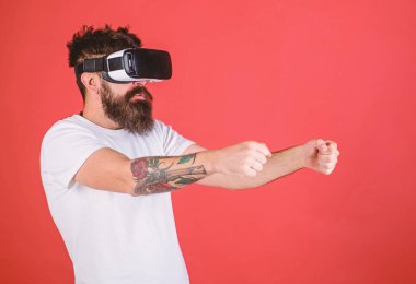 Sanal yarış kavramı. Vr sakallı sürüş araba, kırmızı arka plan gözlük. Hippi araba sanal gerçeklik yüksek hızda sürüş konsantre yüzünde. Adam oyun Vr içinde yarış oyunu