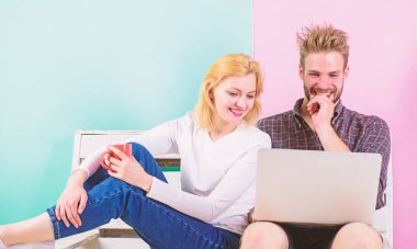 Çift neşeli eğlence dizüstü sörf web video izle harcamak. Sörf web birlikte. Çift aşık rahatlatıcı eğlenmek için internet'te sörf. Aile eğlence. Modern genç insanların boş zaman enterne dalga köpüğü