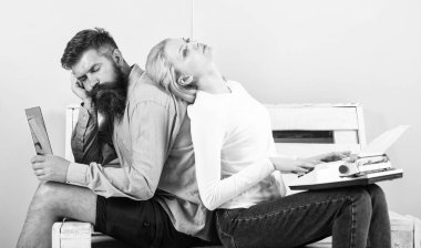 İlham kriz. Özgün otantik öznitelik yazar. Gerçek autor otantik ekipman. Çift yazarlar farklı araçlar yazma kitap kullanın. Adam yorgun uykulu kullanmak laptop kız retro daktilo gibi