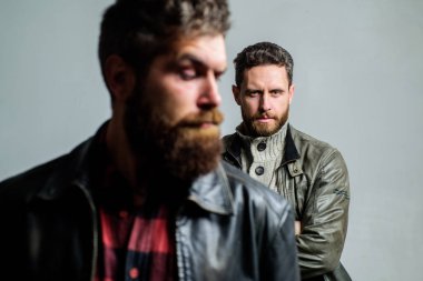 Arkanda biri. Sen dur. Dostluk güven ve destek. Güvenilir ilişkiler. Hissediyorum gerçek arkadaş desteği. Adam arkadaş hipster arkasında adam stand arkasında sakallı. Gerçek arkadaş her zaman çevre