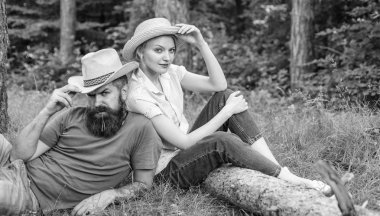 Uygun giyim ve ekipman yürüyüş ve piknik orman için seçin. Kaç hasır şapka içinde çayır rahatlatıcı otur. Nedenleri kesinlikle daha fazla şapka giymek gerekir. Giyen güneş şapkaları baş ve saç güneşten korumak