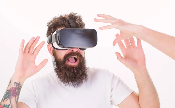 Hombre con barba en gafas VR, fondo blanco. Concepto de realidad virtual. Hipster utiliza tecnologías modernas para el entretenimiento. Tipo con pantalla montada en la cabeza interactuar con la mano en realidad virtual — Foto de Stock