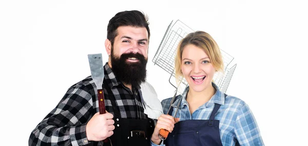 Fim de semana familiar. Casal apaixonado segurar utensílios de cozinha. Homem barbudo hipster e rapariga. Preparação. Ferramentas para assar carne. Churrasco de piquenique. receita de cozinha de alimentos. Ele é um campeão na cozinha — Fotografia de Stock