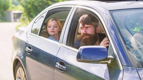 Auto con finestrini aperti e passeggero. La donna d'affari ha un autista privato. Assistente personale e autista. Concetto di vita aziendale. Donna d'affari seduta sul sedile posteriore mentre il conducente barbuto siede davanti — Foto Stock