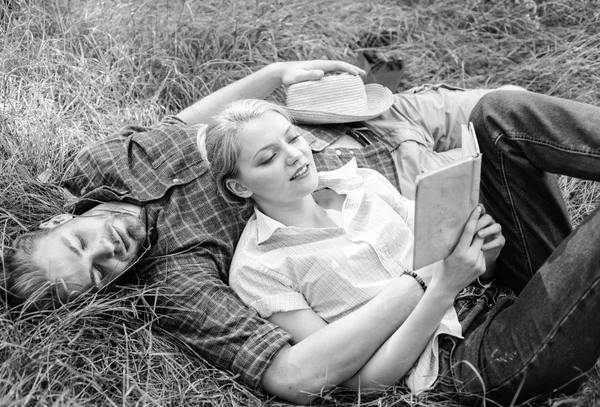 Romantische Paare genießen Freizeit mit Poesie oder Literatur Gras Hintergrund. Paar Seelenverwandten bei einem romantischen Date. Verliebte Paare verbringen ihre Freizeit mit der Lektüre von Büchern. Mann und Mädchen lagen auf Gras und hatten Spaß — Stockfoto