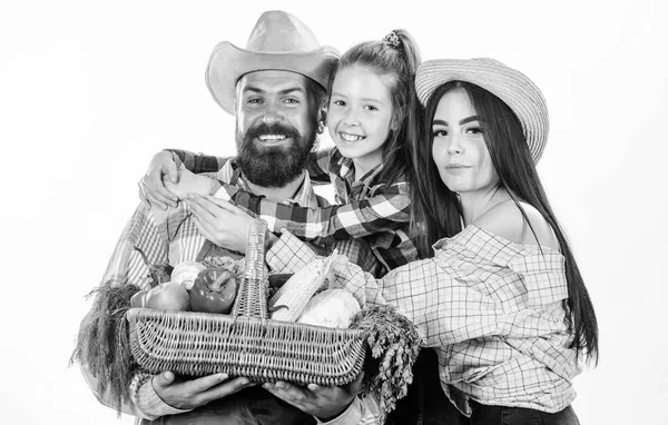 Agricultores familiares abraço segurar cesta queda colheita. Família jardineiros cesta colheita isolado fundo branco. Jardinagem familiar. Pais e filhas fazendeiros celebram as férias da colheita. Conceito de exploração familiar — Fotografia de Stock