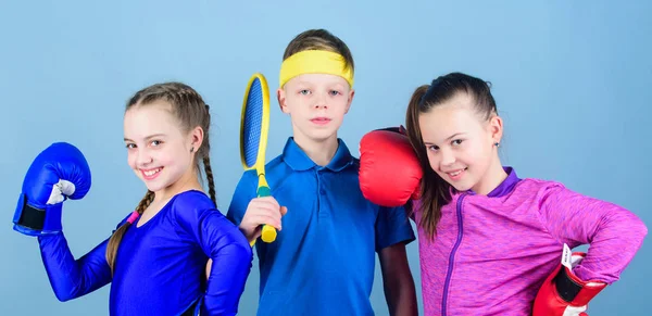 休息一下。锻炼小女孩拳击手和男孩在运动服。快乐的孩子们戴着戴着网球拍和球的拳击手套。健身能量健康。打拳淘汰赛。团队运动的成功 — 图库照片