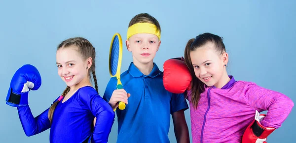 Het nemen van een pauze. training van kleine meisjes boxer en jongen in sportkleding. Gelukkige kinderen in bokshandschoenen met tennisracket en bal. Fitness energie gezondheid. ponsen knock-out. Succes van team sport — Stockfoto