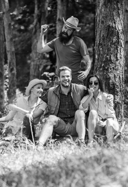 Peligro inesperado. Hombre ladrón brutal sostiene cuchillo va atacan excursionistas en el bosque. Amigos relajándose y no esperan ser atacados. Ten cuidado. Amigos de la empresa en situación peligrosa en la naturaleza — Foto de Stock