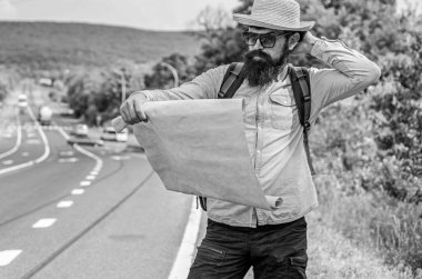 Yön Haritası büyük parça kağıt bulmak. Nereye gitmem gerektiğini. Turist backpacker kayıp yön seyahat eşleyin. Bütün dünyada. Harita olanak tanımak yeterli bir yere yürüyüş için Ayrıntılar kaybol