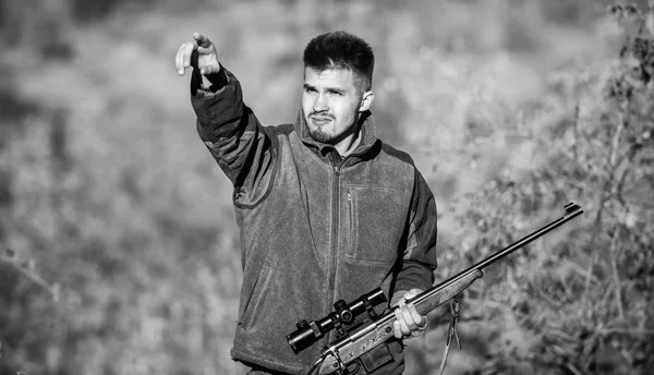 Guy jacht natuur omgeving. Man met baard hunter geweer natuur achtergrond. Jacht hobby concept. Jachtseizoen. Ervaringen en praktijken leent succes jacht. Mannelijke vrijetijdsbesteding — Stockfoto