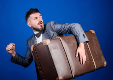 Hırsız ağır bavulla kaçmış. Yüzyılın hırsızlığı. Teslimat hizmeti. Seyahat ve Bagaj konsepti. Hipster seyahat Bagaj ile. Bagaj Sigortası. Adam iyi bakımlı sakallı hippi büyük bavul