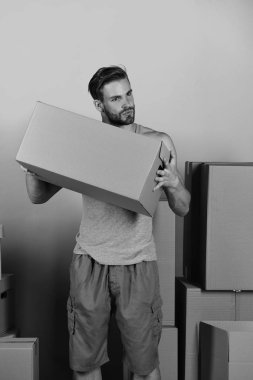 Maço sallama kutusu içinde ne olduğunu kontrol etmek için 