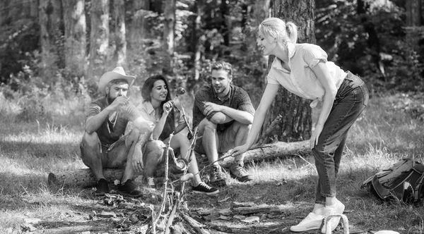 Picknick med vänner i skogen nära brasa. Företaget vänner med vandringen picknick natur bakgrund. Sommar picknick. Vandrare avkopplande under mellanmål. Turister vandrare avkopplande samtidigt ha picknick mellanmål — Stockfoto