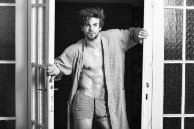 Adam çekici sevgilisi baştan çıkarıcı poz. Yatak odası kapıdan gelen seksi maço tousled saç. Baştan çıkarıcı sevgilisi arzu dolu. Adam aşık kapı yakınında. Seksi bekar sevgilisi kavramı. Bu harika geceydi