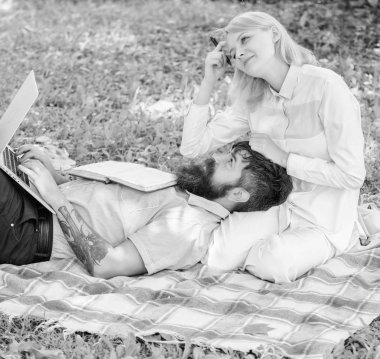 İş sorumluluğu paylaşır. Aile şirketi rolleri. Denge serbest ve aile hayatı. Aile başarı ve yenilik kalıcı. Kaç aşk ya da aile içinde online iş iş. Çift iş laptop