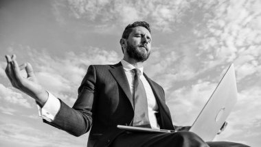 Adam fikrini açık tutmak deneyin. Girişimci bul dakika dinlenmek ve meditasyon. Online iş-ebilmek var olmak sataşmak. İletişim online tam zorbalık. İşadamı resmi uygun olan dizüstü bilgisayar açık havada meditasyon