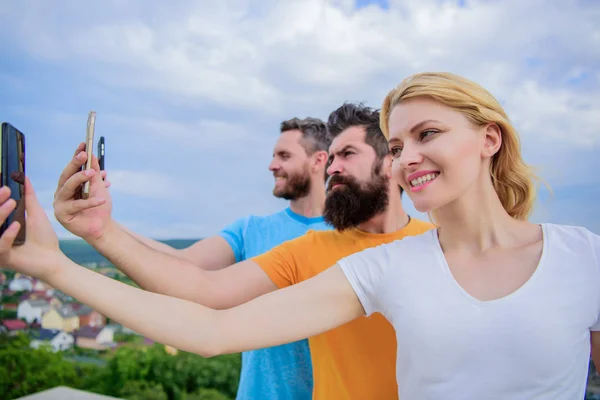 Un grupo de jóvenes amigos guapos hacer foto retrato selfie i — Foto de Stock