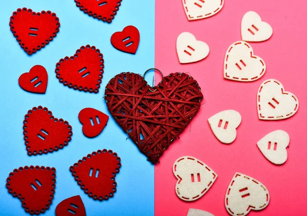 Valentinsdag-fest. gjøre narr av kreativ design. Minimal styling Valentines Day flatlay. Romantisk hilsen. hjertets bakgrunn i dag. Kjærlighet og romantikk. Verdens hjertedag. Kjærligheten er i luften – stockfoto