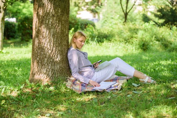 A tecnologia moderna dá mais oportunidades para realizar seu potencial. Menina usar a tecnologia moderna para o negócio. Use a tecnologia digital de oportunidade. Mulher com laptop e smartphone trabalhando ao ar livre — Fotografia de Stock