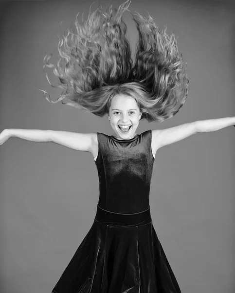 Coisas que precisas de saber sobre o penteado da dança de salão. Ballroom penteados de dança latina. Menina com cabelo comprido vestir vestido no fundo azul. Penteado para dançarina. Como fazer penteado arrumado para criança — Fotografia de Stock