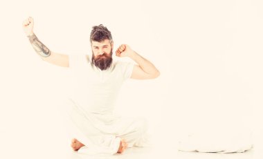 Esneme ve germe adam yerde uyanma.