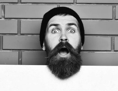 Beyaz kağıt çarşaflı vahşi beyaz hippi sakallı.