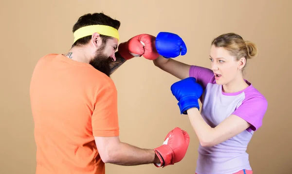 Nuestro calentamiento es tu entrenamiento. Ropa deportiva. Pelea. Mujer feliz y hombre barbudo entrenar en el gimnasio. Knockout y energía. entrenamiento de pareja en guantes de boxeo. entrenando con el entrenador. punching, sport Éxito — Foto de Stock