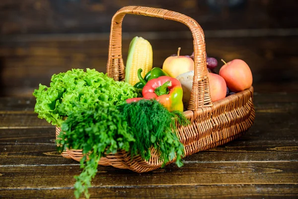 Ντόπια λαχανικά. Φρέσκα οργανικά λαχανικά ψάθινο καλάθι. Έννοια πτώση συγκομιδή. Φθινοπωρινή συγκομιδή καλλιέργειες λαχανικών. Τοπικά καλλιεργούνται φυσική τροφή. Αγορά αγροτών. Δονούμενο και ζωηρόχρωμο λαχανικά — Φωτογραφία Αρχείου