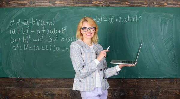 Pedagog glada damen med modern laptop surfa internet tavlan bakgrund. Utbildning är kul. Kvinna lärare bära glasögon rymmer bärbar dator surfa internet. Digital teknik koncept — Stockfoto