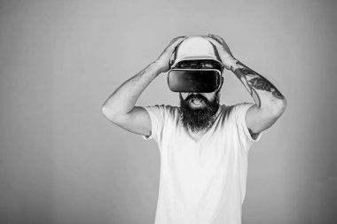 Kask içinde adam sanal gerçeklik mühendisi olarak çalışıyor. 3D tasarım konsepti. Mimar ya da sanal gerçeklik gözlüklü. Adam sakal Vr gözlük şok ve hayal kırıklığına, açık mavi arka plan