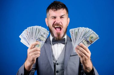 Billioner Doları banknot ile. İş dünyası ve spor başarı. bir piyango kazanma. sonra büyük bir iş adamı. Finans ve ticaret. mutlu sakallı adamın bir sürü para var. ofiste başarılı gün