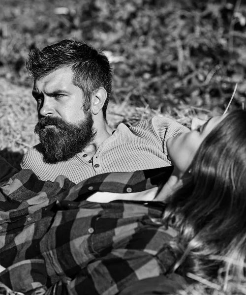 Menina e cara barbudo ou amantes felizes mentir na grama — Fotografia de Stock