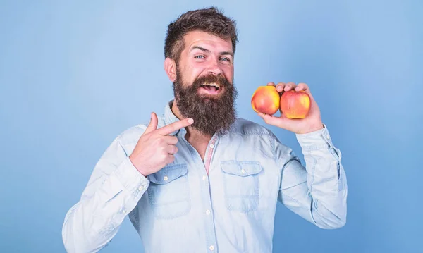 Dieta de frutas. Únete a un estilo de vida saludable. El hombre con barba hipster sostiene la mano de fruta de manzana. Datos nutricionales y beneficios para la salud. Consejos de nutrición saludable. Manera sencilla de planificar disfrutar y atenerse a una dieta saludable — Foto de Stock