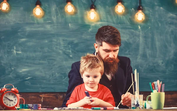 ひげ、父親の背景に黒板を作成して、描画中の教室で幼い息子と先生。子どもと忙しい顔絵画、線画の教師。図面のレッスン コンセプト — ストック写真